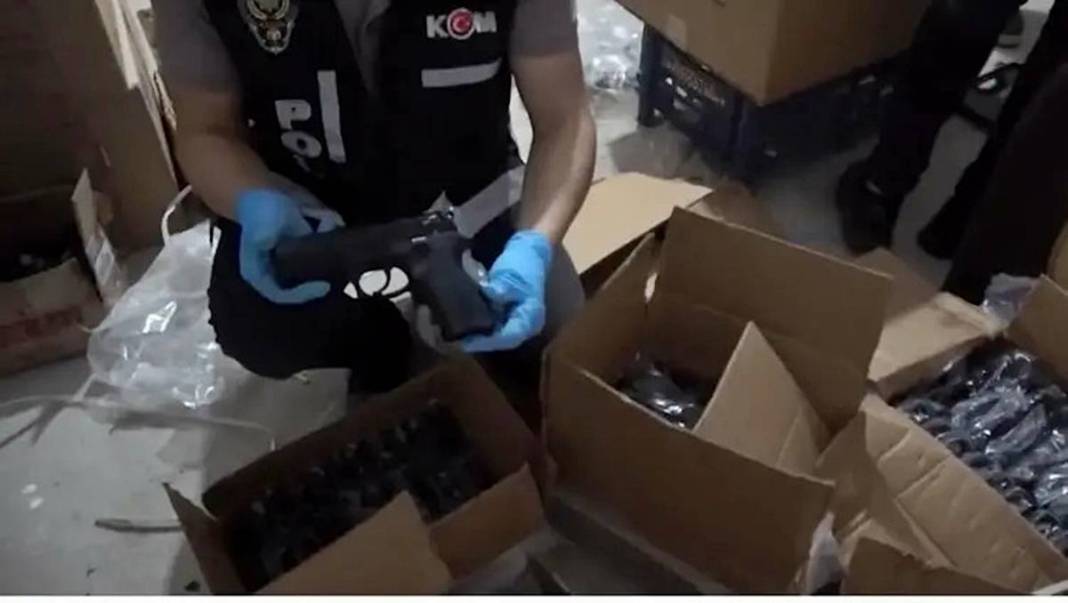 Oyuncak dükkanının alt katına inen polisin ağzı açık kaldı! Şehrin göbeğinde üretim atölyesi kurmuşlar 14